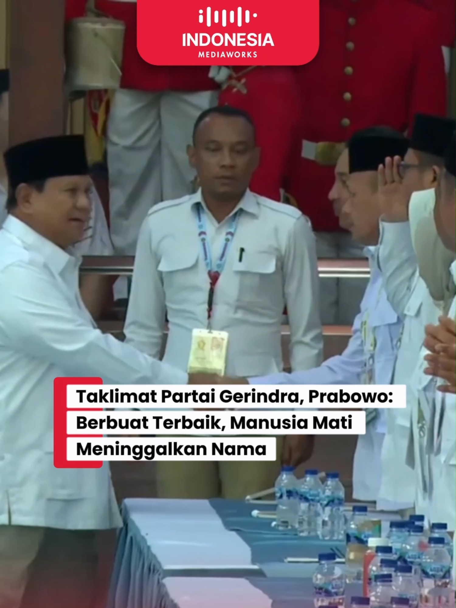 Bogor — Ketua Dewan Pembina sekaligus Ketua Partai Gerindra Prabowo Subianto menegaskan kepada seluruh kader Partai Gerindra agar senantiasa selalu berbuat yang terbaik untuk bangsa dan negara sebelum ajal menjemput mereka. Hal itu ia sampaikan dalam acara Taklimat Ketua Dewan Partai Gerindra bertajuk Kompak Bergerak Berdampak yang dihelat di Padepokan Garuda Yaksa, Hambalang, Bogor, Jawa Barat, Sabtu (8/11). Dalam taklimatnya, Prabowo mengimbau kepada semua kader Partai Gerindra yang kini telah menjabat di level eksekutif hingga Gubernur dan Bupati agar tidak takut berbuat yang terbaik untuk bangsa dan negara. “Kita pasti menghadap, kita ga usah takut. Lebih baik kita berbuat yang terbaik. Gajah meninggal, meninggalkan gading, harimau mati meninggalkan belang, manusia mati meninggalkan nama, lebih baik kita dikenang,” tutur Prabowo. Menurutnya lebih baik berbuat yang terbaik untuk bangsa dan negara Indonesia sejahtera hingga dikenang karena keberhasilan atas program-program kebijakan pemerintah yang berdampak ke rakyat. “Dikenang membawa Indonesia sejahtera, dikenang memberi makan semua anak-anak, ibu hamil seluruh Indonesia,” tandasnya. Seorang pemimpin negarawan sejati menurutnya juga harus lebih peka menghadapi keadaan bangsanya. “Kekuasaan harus digunakan untuk menebar kebaikan, menghapus kemiskinan, dan menegakkan kedaulatan,” ujarnya.