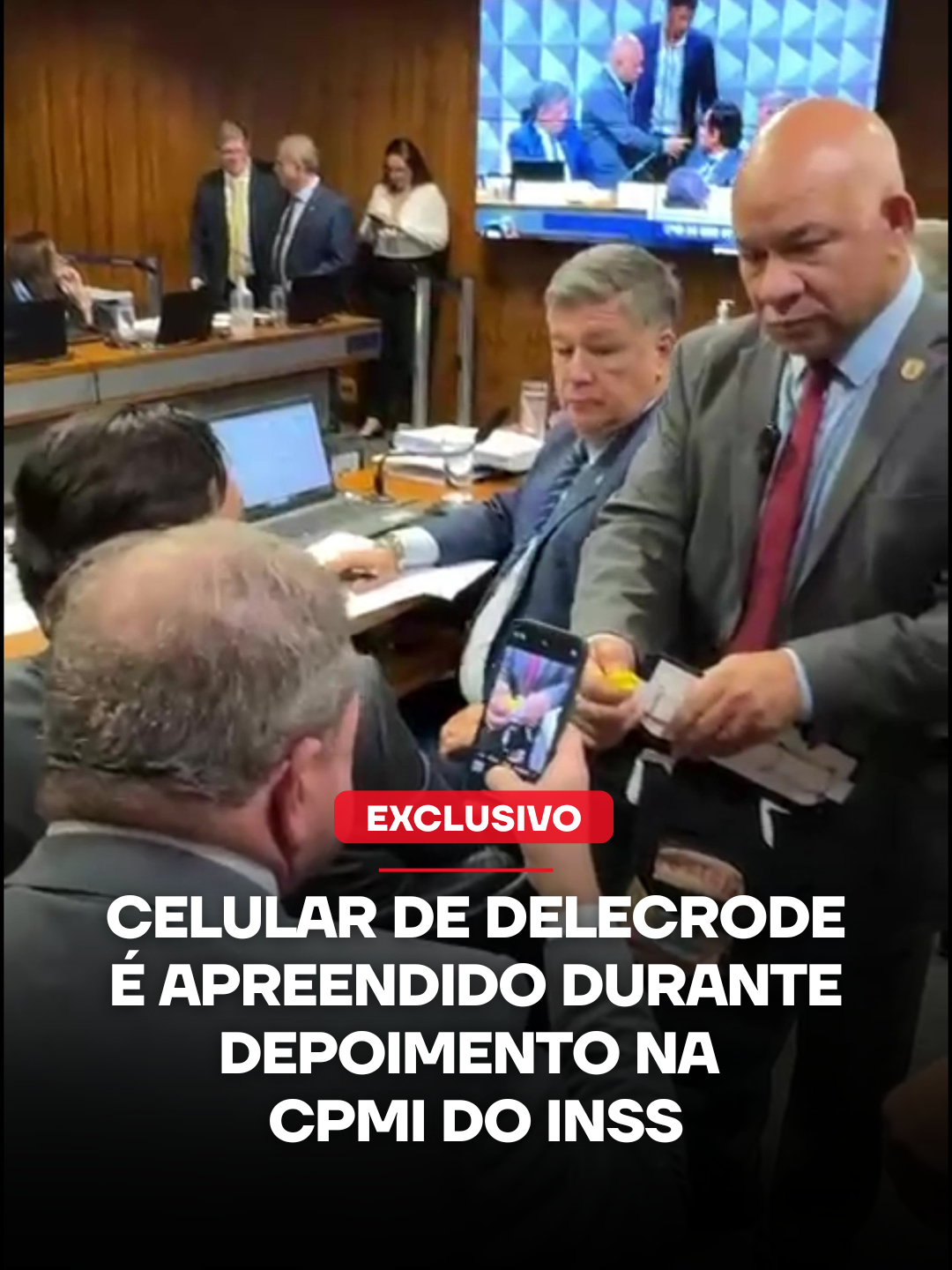 O empresário Igor Dias Delecrode teve o celular apreendido enquanto prestava depoimento na CPMI do INSS nesta segunda-feira (10). Durante a oitiva, o relator da comissão, deputado Alfredo Gaspar, ordenou que o aparelho do empresário fosse confiscado para investigação. Delecrode é citado como ex-dirigente da Associação de Amparo Social do Aposentado e Pensionista (AASAP), entidade que se tornou alvo de denúncias de golpes contra aposentados. Estima-se que o esquema possa ter movimentado cerca de R$ 700 milhões. Com a apreensão, as mensagens, e-mails e arquivos em nuvem do aparelho de Igor serão analisadas. 📺 Confira na JP News e Panflix 📌 Siga o nosso perfil @jovempannews #Brasil #JovemPanNews #CPMI #INSS #IgorDelecrode
