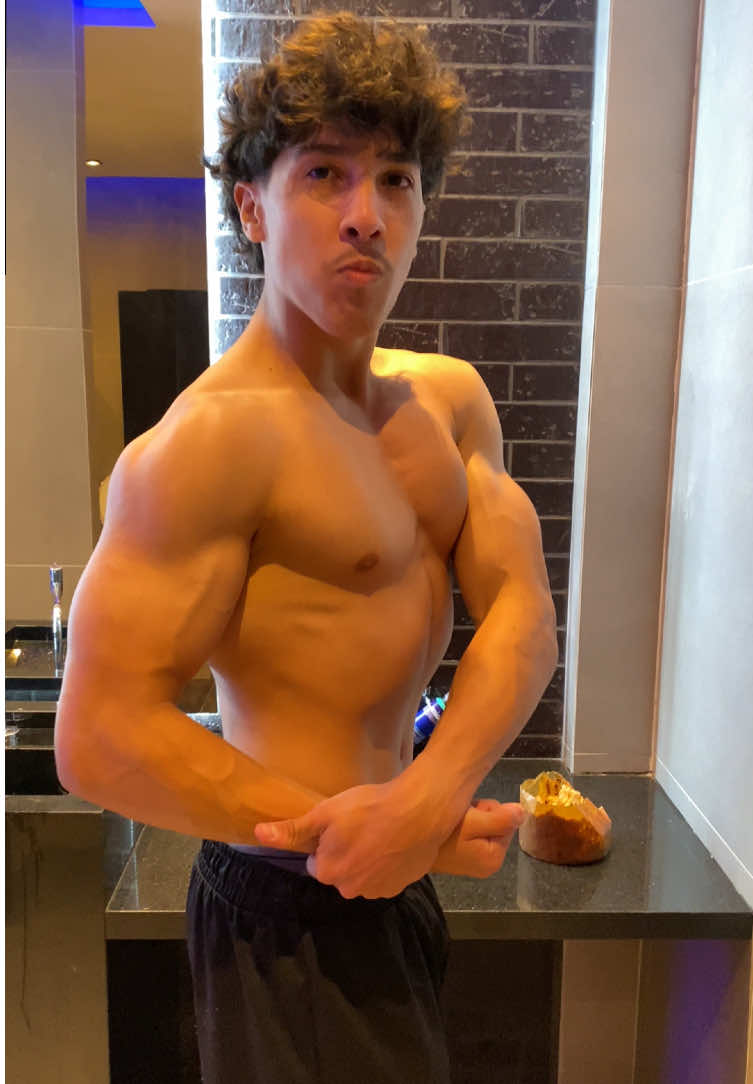 segredo é panetone de pré treino!!! #gym #GymTok #gymbro #fy #bulkingseason 