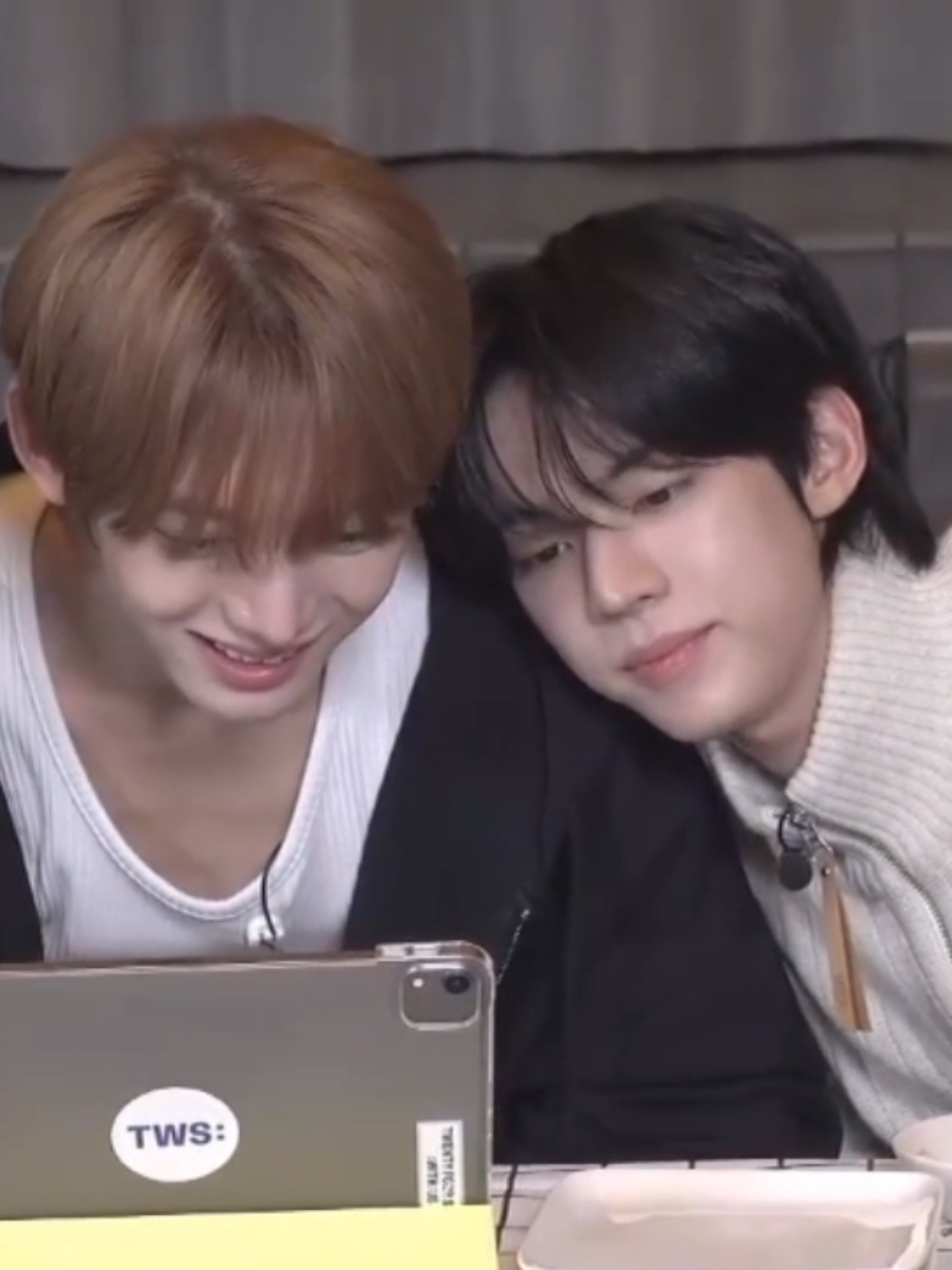 eating & dating are only one letter apart  #dohoon #hanjin #handoz #tws 