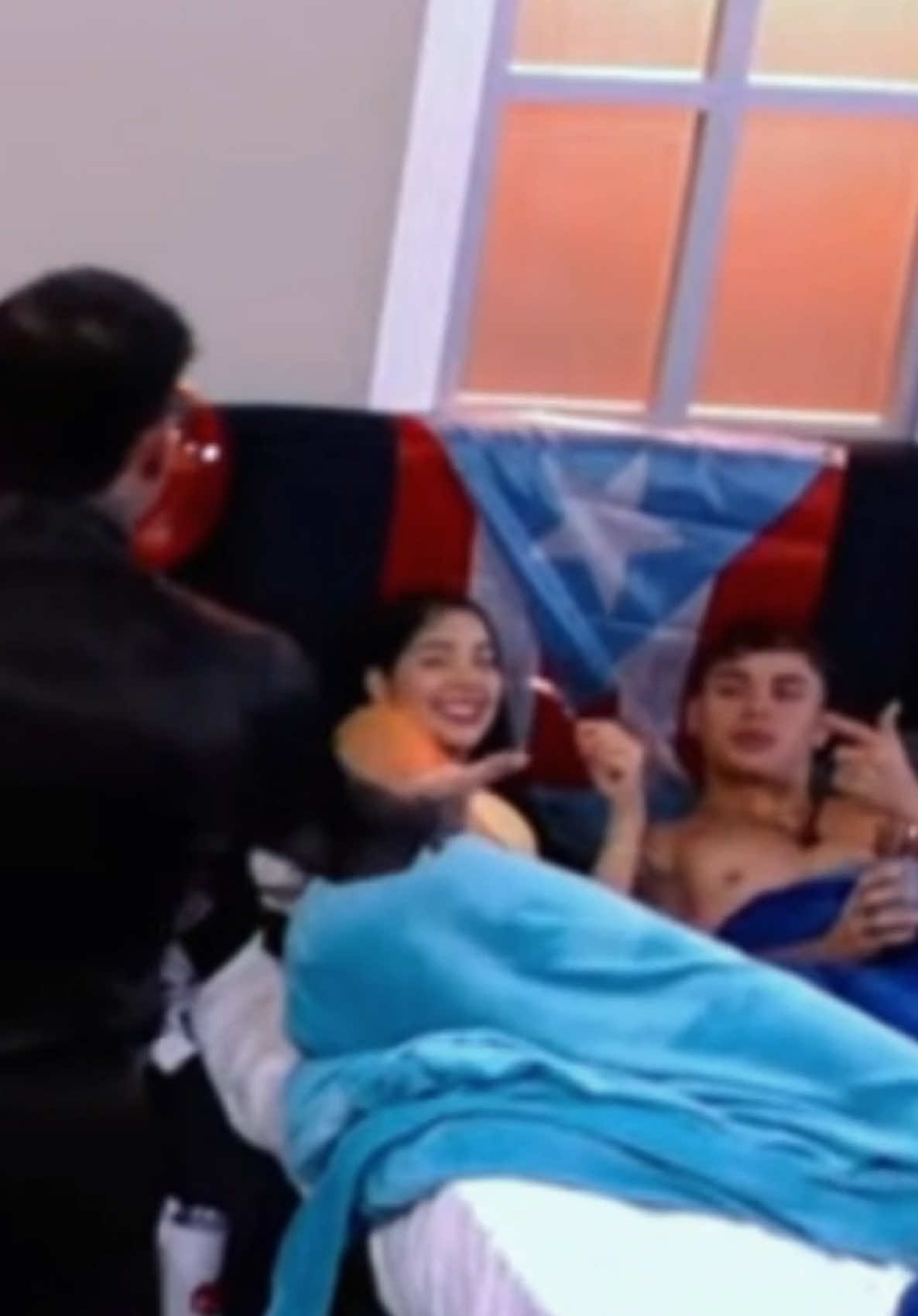 Carlos Montesquieu, en su personaje de El Varón, soltó una de las suyas diciendo que desde que llegó Mariana Zapata, Jlexis no ha hecho nada y está apagao. 😅 Sus palabras causaron risas, pero también dejaron pensando a más de uno. 💬 Un momento entre comedia y realidad que encendió la conversación dentro de la casa. Carlos Montesquieu El Varón, El Varón habla de Jlexis, Carlos dice Jlexis está apagao, Mariana Zapata y Jlexis en La Casa de Alofoke, Carlos Montesquieu humor #LaCasaDeAlofoke #CarlosMontesquieu #ElVaron #Jlexis #MarianaZapata