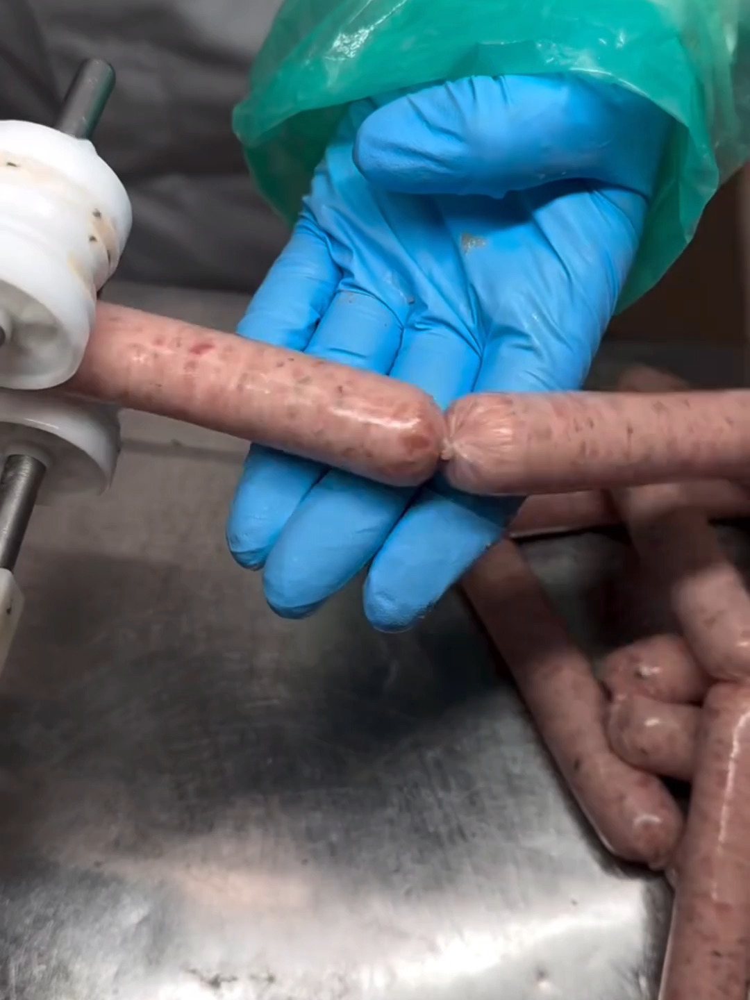 Fábrica De Salchichas En Acción 🌭⚙️ Esta impresionante fábrica puede producir hasta 110 salchichas por minuto. Todo comienza con la carne molida, que se introduce en una máquina de embutido automatizada.