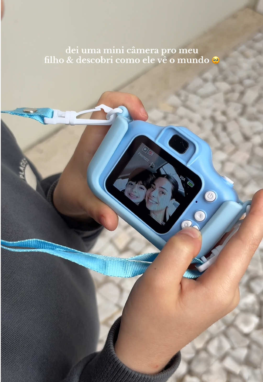 juro, ele AMA essa câmera! 🩵