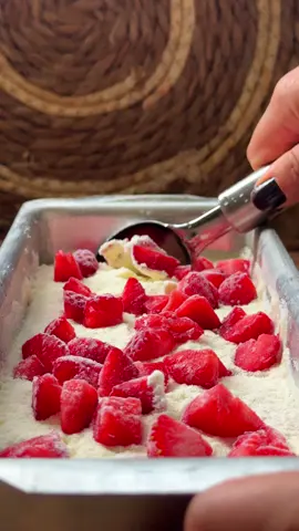 Sorvete de Creme com Geleia de Morango 💛 300g nata gelada (costumo colocar 15 minutos no freezer) 2/3 de um caixa de leite condensado (como a geleia já é bem docinha, diminuo o leite condensado no creme) Geleia de Morango com Laranja (só voltar dois vídeo aqui para ver a receita) Leite ninho e morango para finalizar ✅ Já salva para não perder #sorvete #sorvetecaseiro #sorveteartesanal