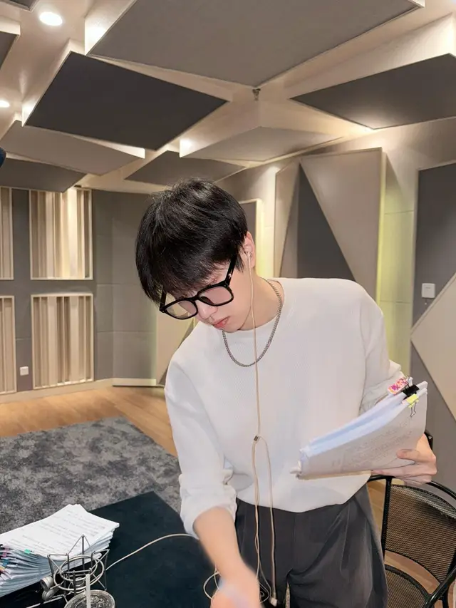 i think he looks like koko-koko yg kuliah di binus😂