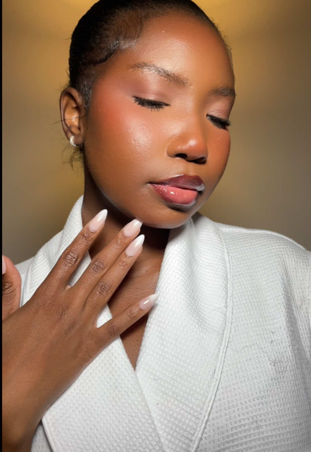 I really meant it when I said glass skin 🪩 it’s getting cold outside which means a lot of slugging + reaching out to the medicube booster pro  #sahelianbabe #medicubeboosterpro #skincaretips #glasskin #winterskincare montrealcontentcreator