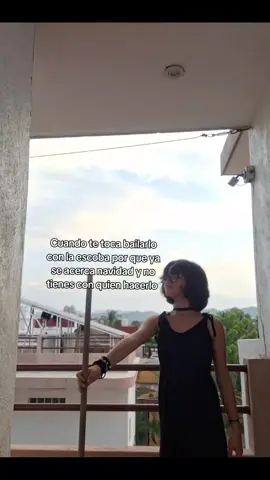 creo que la escoba será mi pareja este año, no saben cuanta pena me dio grabar este video más de 7 veces aún lado estaban los albañiles trabajando seguro pensaban que estoy loca (si estoy)  #snowman #baile #pareja #navidad #foryou