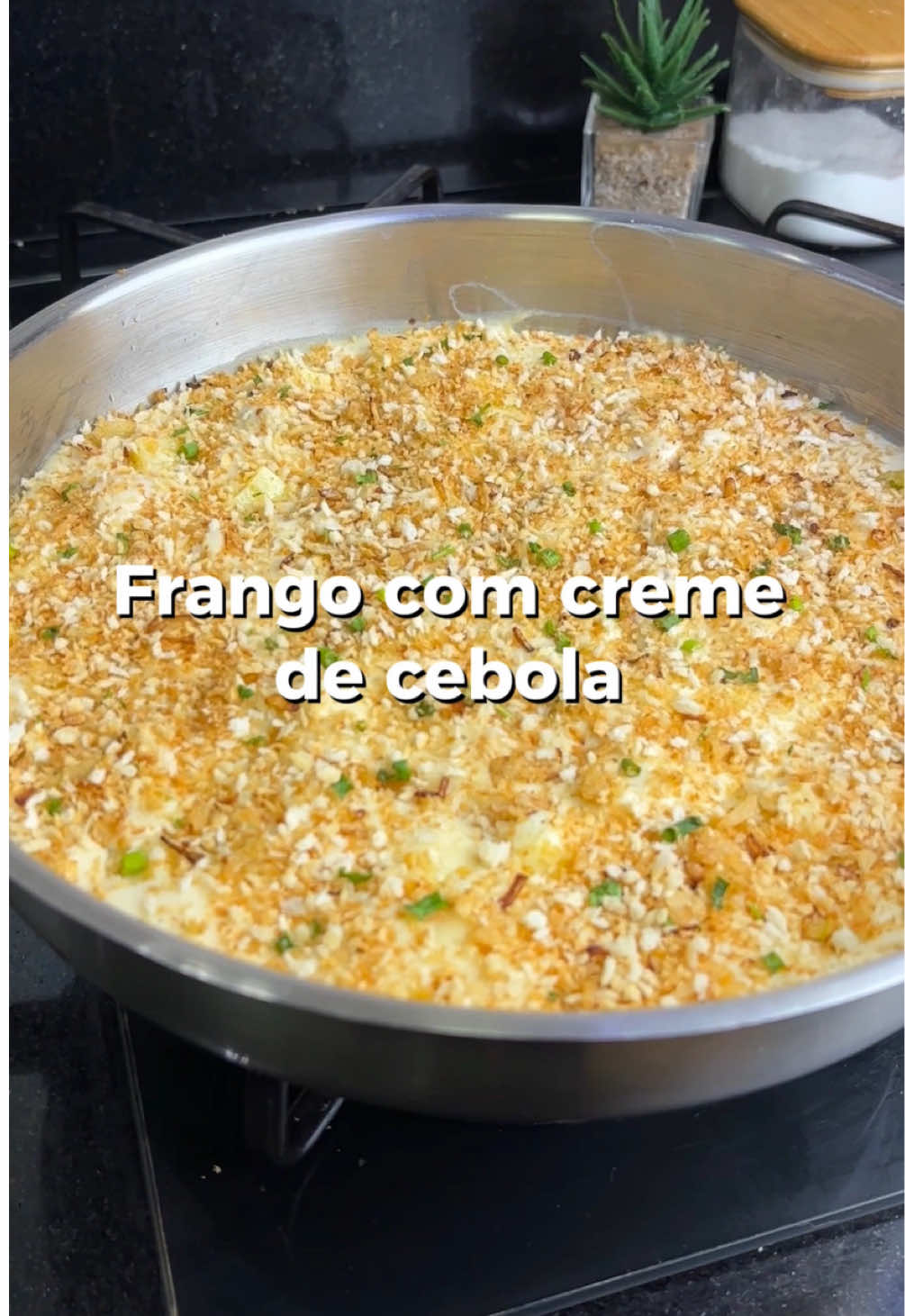 Frango com creme de cebola 🧅 com queijo e farofa crocante de cebola  Cebola caramelizada: •2 cebolas grandes •Azeite, manteiga e sal Frango:  •600g de peito de frango •1 colher de maionese •1 1/2 colher de creme de cebola •1 pitada de sal Molho: •Cebola caramelizada •200g de creme de leite •1 colher de requeijão •1 batata cozida com sal  •1 colher de creme de cebola Farofa •1/2 colher de manteiga •1/2 cebola pequena •4 colheres de farinha panko •Cebolinha  •Mussarela Vai recriar? Me marca @bifomfom pra eu ver 🧡 📌 Repost só com autorização prévia. #receitas #receitafacil #frango #cremedecebola #frangocremoso 