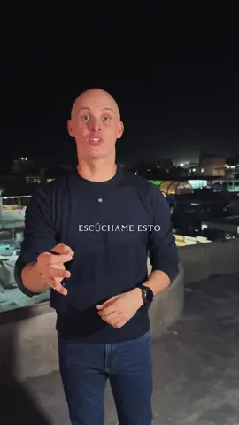 Cuando hablen de ti… sonríe. No están odiando, están admirando en silencio. Tu éxito les duele, pero también los inspira. Tú sigue haciendo ruido con resultados.