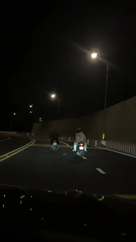 Khi bạn còn đang nhớ đến một người, hãy mặc sức mà nhớ đi. Biết đâu đến một ngày, bạn không còn nhớ đến anh ấy nhiều như thế nữa. Đến lúc đó, bạn sẽ rất nhớ cảm giác nhớ thương một người sâu đậm là như thế nào. Khi bạn đang yêu một người, hãy mặc sức mà yêu đi. Cũng hãy để anh ấy biết bạn yêu anh ấy nhường nào. Biết đâu có một ngày, khi bạn đã trưởng thành, trải qua nhiều đau thương, thất vọng, suy nghĩ cũng nhiều hơn, bạn sẽ không còn yêu một ai nồng nàn đến vậy nữa.