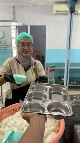 Menu hari Selasa, 11 November 2025 Nasi putih Ayam geprek sambal (porsi besar) saus (porsi kecil) Tempe Timun dan kol Buah Jeruk #sppg #badangizinasional #mbg #fyppppppppppppppppppppppp #fyp 