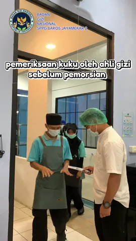 Pemeriksaan kuku sebelum pemorsian, merupakan langkah sederhana untuk menjaga higienitas dan keamanan pangan di dapur gizi. 🥰✨  #mbg #makangizigratis #sppgbarosjayamekar2 #sppg #fyp 