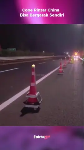 Cone lalu lintas di China bisa jalan sendiri! 🤖🚧 teknologi makin niat banget   #FaktaUnik #FaktaNyaToko #Teknologi #fyp 