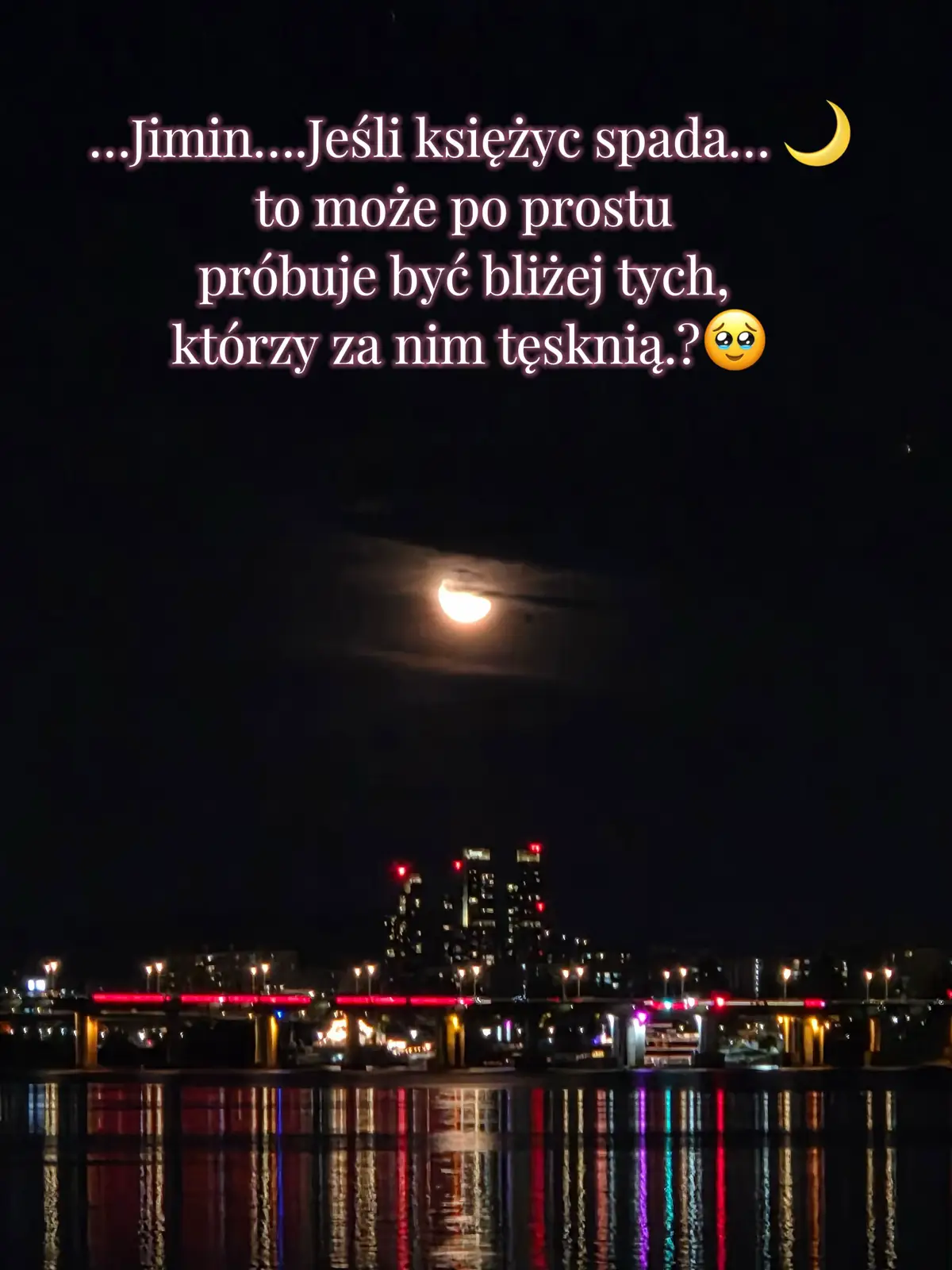 Czasem mam wrażenie, że księżyc nie świeci wysoko, tylko powoli schodzi do nas. Jakby słuchał naszych serc, które wołają cicho w nocy. Może właśnie dlatego wygląda, jakby spadał… Bo próbuje być bliżej tych, którzy za nim tęsknią. 🌙 #j#jiminw#weversem#moonaestheticf#fypシaestheticvibes