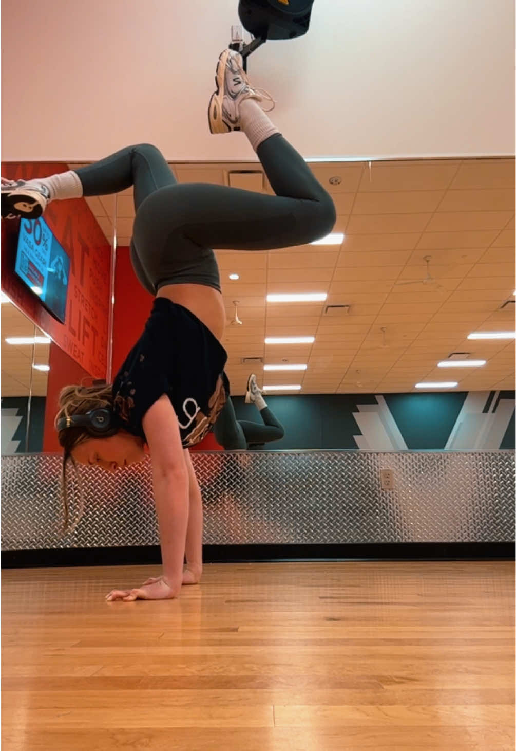 I just want to be a handstand baddie already #fyp #handstand 