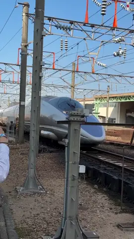 Proses Mencuci Shinkansen 500 Series #shinkansen #japanesetrain #japanese #japanrailway #500series  🎥: @nozomi_superexpress 