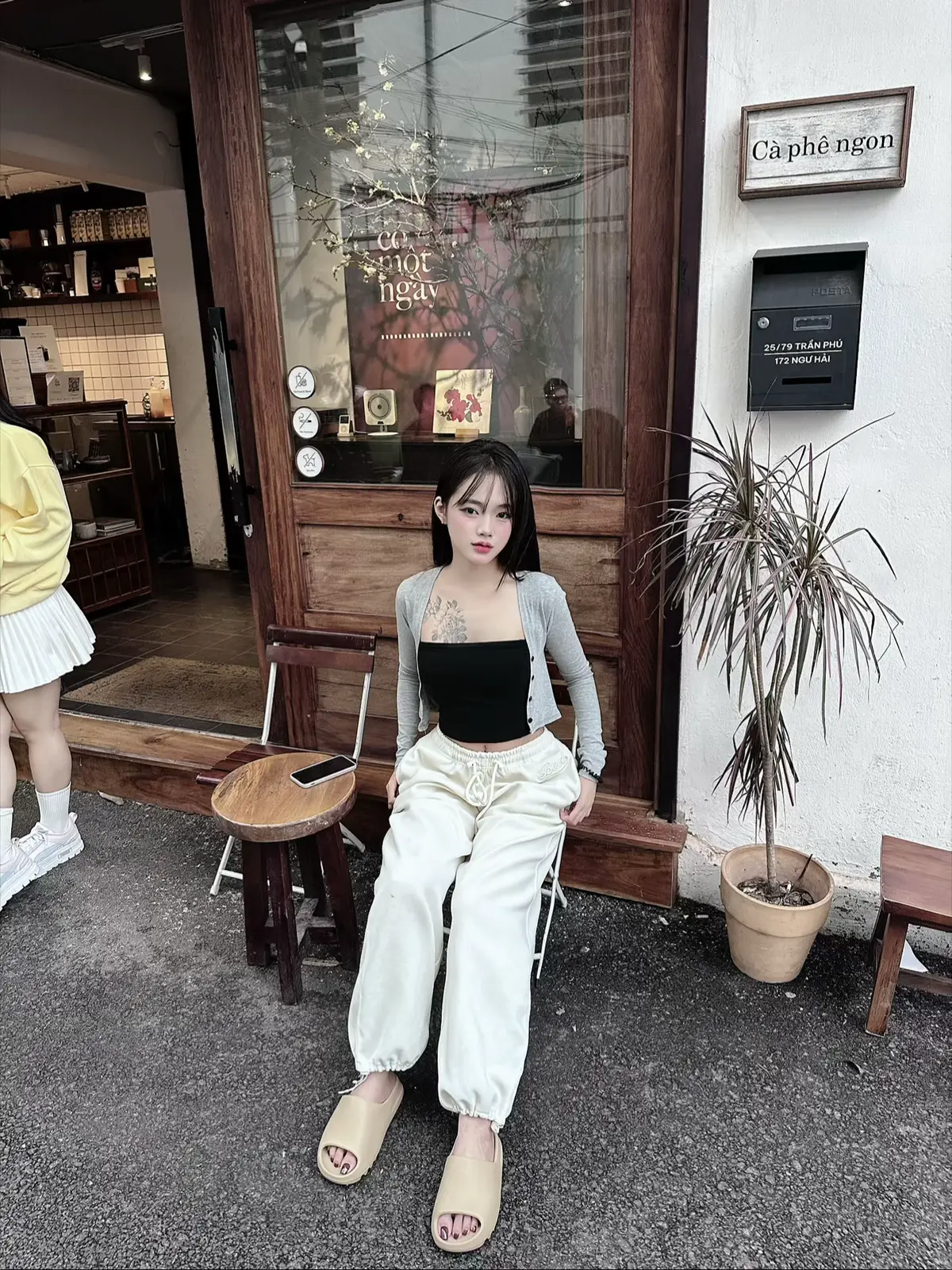 Anh nói xem , lỡ như sau này  mọi thứ rối tung lên , thứ đầu tiên anh vứt bỏ liệu có phải là em không??  #xh 