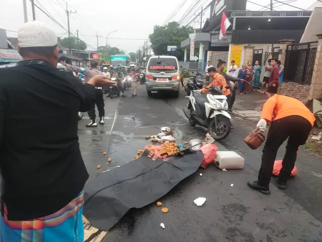 ​📰 Kecelakaan Maut di Lakarsantri, Pengendara Motor Tewas Terlindas, Sopir Truk Kabur ​Surabaya - Sebuah kecelakaan lalu lintas yang merenggut nyawa terjadi di Jalan Raya Jeruk Menganti, Surabaya, pada hari Selasa, 11 Oktober 2025, sekitar pukul 05.11 WIB. Kecelakaan yang melibatkan sepeda motor dengan sebuah truk ini kini tengah dalam penanganan Unit Laka Lantas Polrestabes Surabaya. ​Korban meninggal dunia adalah seorang pria berinisial G. S. M. (48 tahun), seorang wiraswasta yang beralamat di Lamongan. Korban mengendarai sepeda motor jenis Vario berwarna putih dengan nomor polisi W 3136 KK. ​Kronologi Kejadian ​Menurut laporan dari Polsek Lakarsantri, kejadian bermula ketika korban (Pihak 1) melaju dari arah barat Raya Menganti menuju ke arah timur Raya Jeruk Wiyung. Tepat di depan sebuah laundry coin di Jeruk, korban diduga diserempet dari belakang oleh sebuah truk berwarna hijau yang tidak diketahui identitasnya. ​Akibat serempetan tersebut, korban langsung terjatuh ke kanan dan nahasnya, tubuh korban terlindas oleh truk yang sama. Korban mengalami luka parah di bagian kepala dan meninggal dunia di tempat kejadian. Hal ini dikuatkan oleh keterangan saksi di lokasi. ​Pelaku Melarikan Diri ​Truk warna hijau yang menjadi Pihak 2 dalam insiden ini diketahui melarikan diri dari lokasi kejadian. Identitas pengemudi dan nomor polisi truk tersebut belum diketahui dan masih dalam tahap penyelidikan intensif oleh Unit Laka Lantas Polrestabes Surabaya. ​Diduga, faktor utama kecelakaan adalah pengemudi truk (Pihak 2) yang mengendarai armadanya dengan kecepatan tinggi dan terlalu dekat, sehingga menyerempet dan menjatuhkan korban. ​Setelah kejadian, personel Polsek Lakarsantri segera mendatangi Tempat Kejadian Perkara (TKP) untuk melakukan penanganan, termasuk pengaturan arus lalu lintas dan pendataan saksi. Jenazah korban telah dievakuasi ke RSUD dr. Soetomo Surabaya. Kasus ini telah dilimpahkan sepenuhnya kepada Unit Laka Lantas Polrestabes Surabaya untuk penyelidikan lebih lanjut.