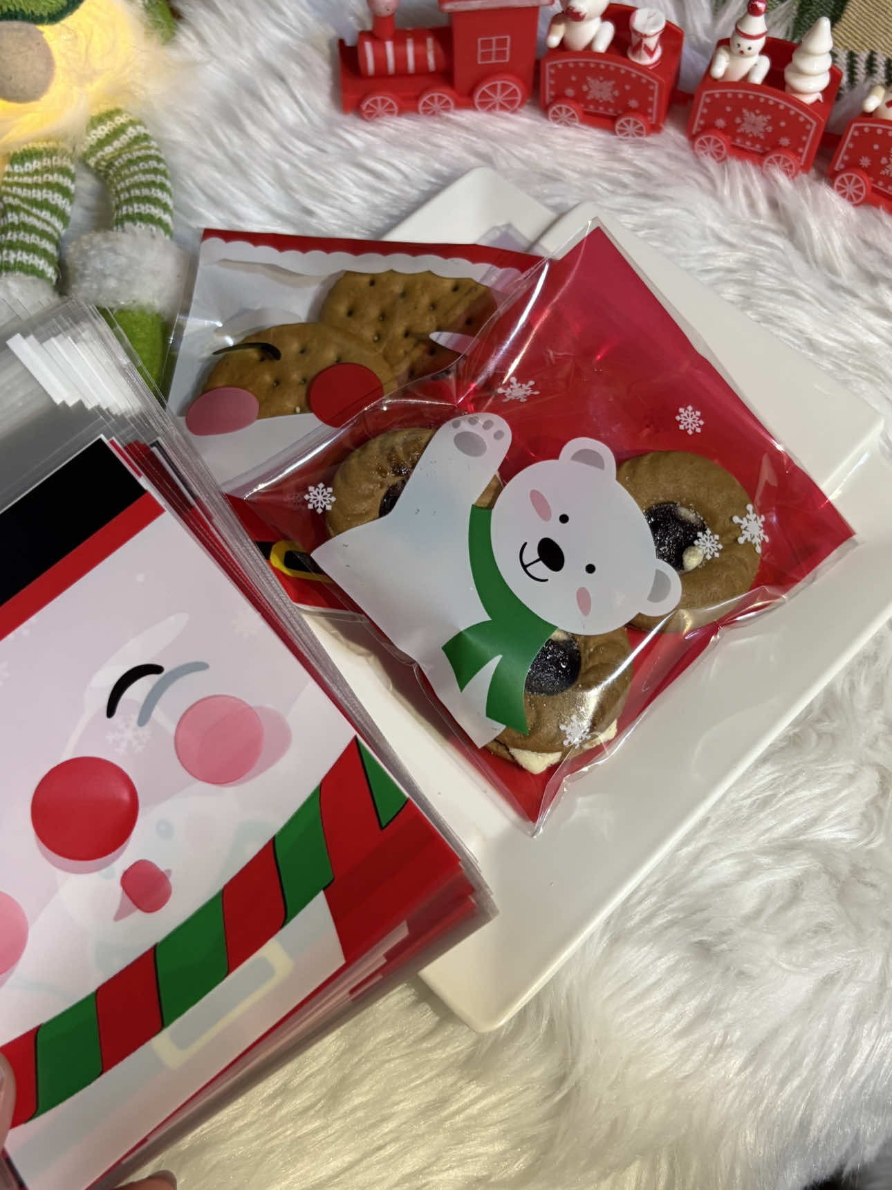 If you’re planning to give cookies or small treats this Christmas — these packaging bags are a must! 🍪🎅  They make your goodies look instantly festive and gift-ready without the hassle of wrapping! Just pop in your cookies, seal, and you’re done 🎁 Perfect for Christmas parties, giveaways, or even small business packaging 💕 Affordable, cute, and definitely Merry & Bright approved! 🌟 #ChristmasGiftIdeas #ChristmasPackaging #HolidayGiveaway #CookiePackaging #DIYChristmasGifts #SmallBizFinds #Christmas2025 #GiftIdeas #MomsofTikTok #HolidayAesthetic#checkoutnow🛒🛒✅ 