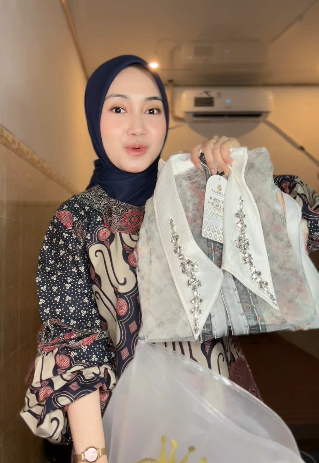 sarimbit bareng suami th depan pake brand @Alcavella 😍❤️ #gamislebaran #outfitideas #OOTD #lebaran 
