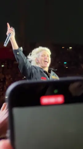 Emily Armstrong felizona cantando In The End em São Paulo.  #linkinpark #intheend #brasil #emilyarmstrong #show 