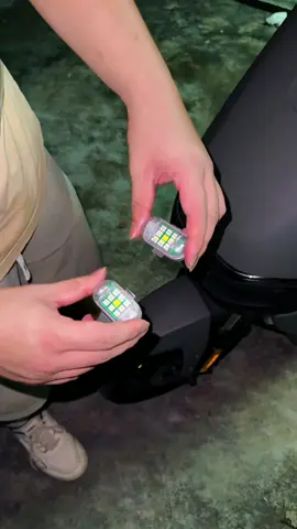 Đèn led nhấp nháy không dây cho xe máy, ô tô điều khiển từ xa. #xuhuong #xuhuongtiktok #denled #denledxemay #amm #dieukhientuxa #dochoioto #dochoi #dochoixemay #fyp #dochoixe #dochoixehoi #am #muataitiktok #tiktokshop #muataitiktokshop #review 