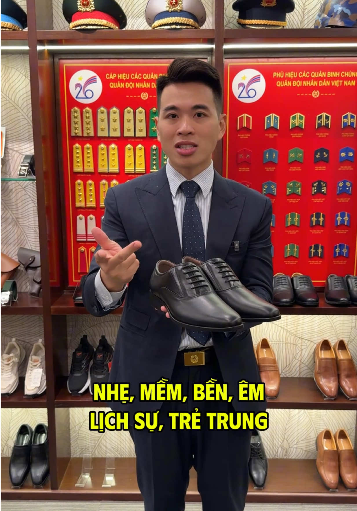 Đôi giày đặc biệt của công ty 26 Bộ Quốc Phòng sản xuất, được làm bằng da Nappa, lót da cừu và đế giảm chấn.  #leanhnuoi ##giaydanam #giaysiquan #giaycaptuong #giaysiquancaptuong 