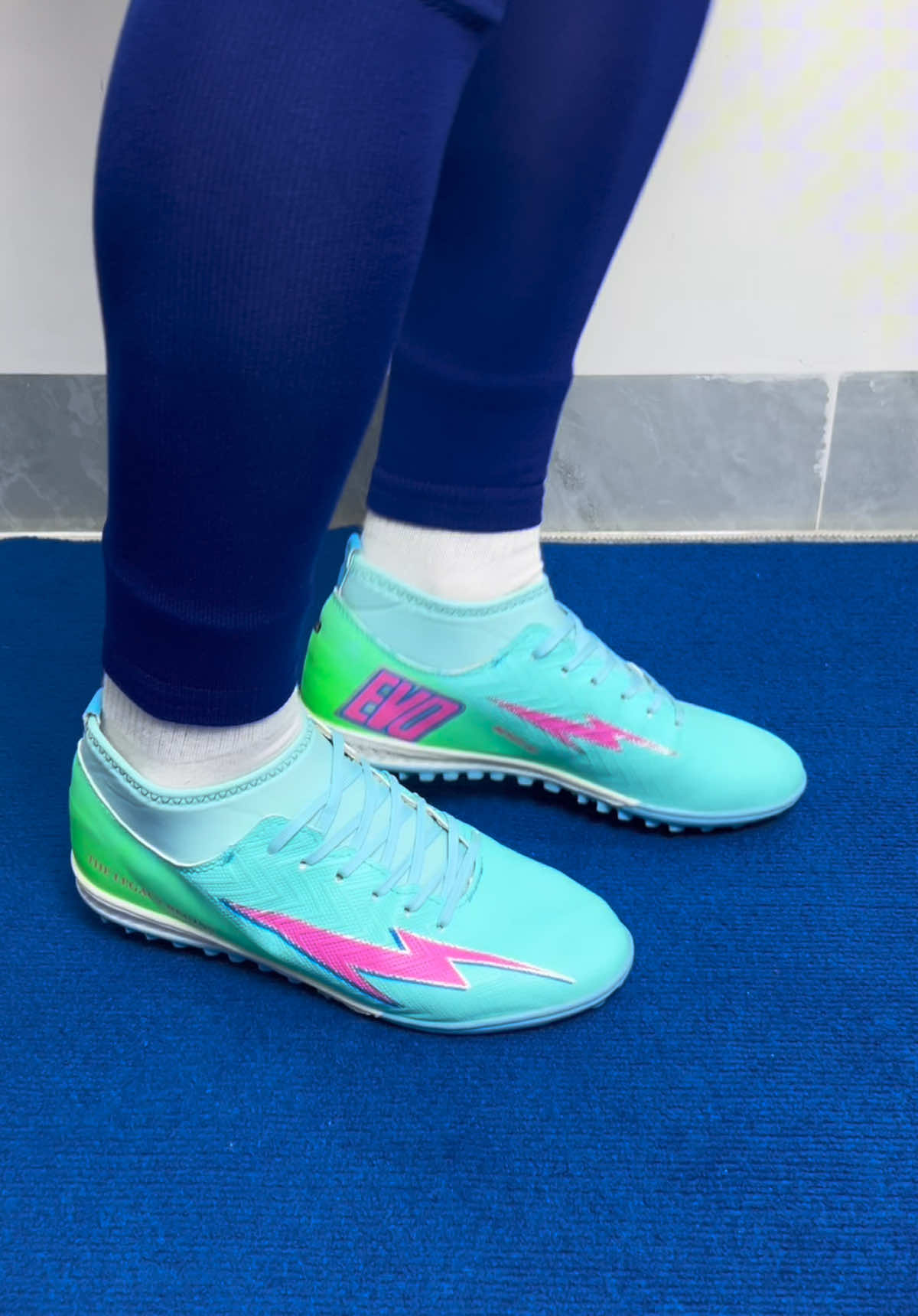 Giày đá bóng Mesut Evo. #brosport #football #reviewgiaydabong #reviewgiaydabanh #giaybongda #giaydabong #mesut 