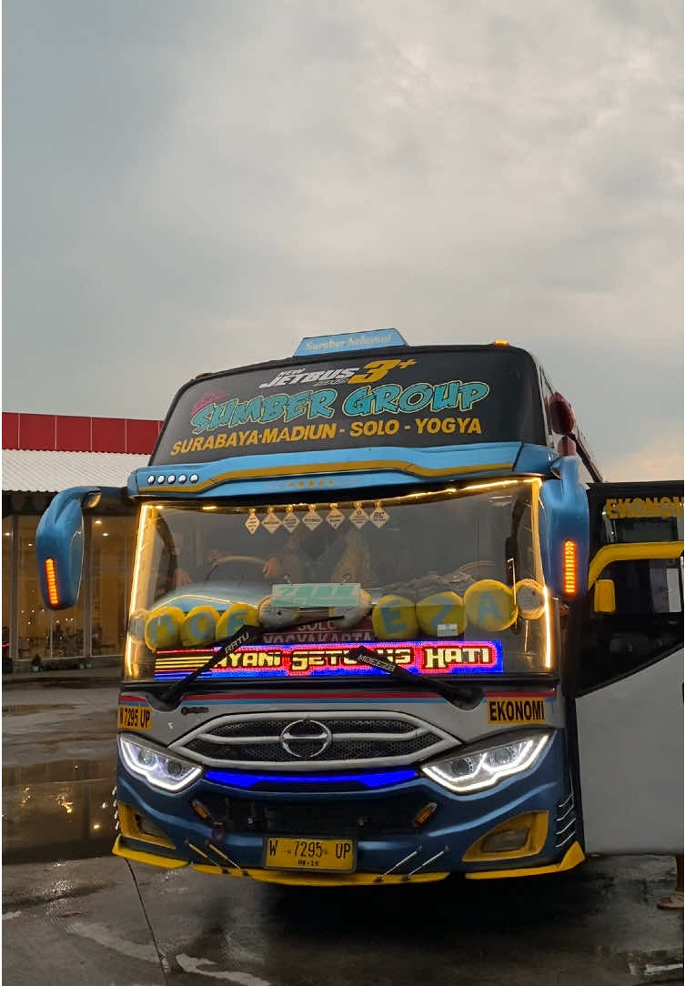 Si Cantik Ratu Moeeza 🥶 #fyp #viral #busjatim #busjawatimuran #sumbergroup @official_w7295up @𝗛 𝗔 𝗟 𝗟 𝗢 𝗗 𝗘 𝗘 @DapaaaTok @Massandhi @yogaprstya__ 