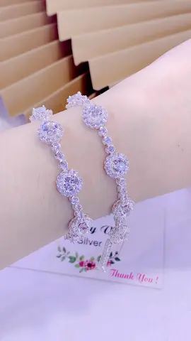 Lắc xoàn xinh 🤩🤩 #TikTokAwardsVN #baccaocap #thuyvisilver #trangsucvangbac #xuhuongtiktok 