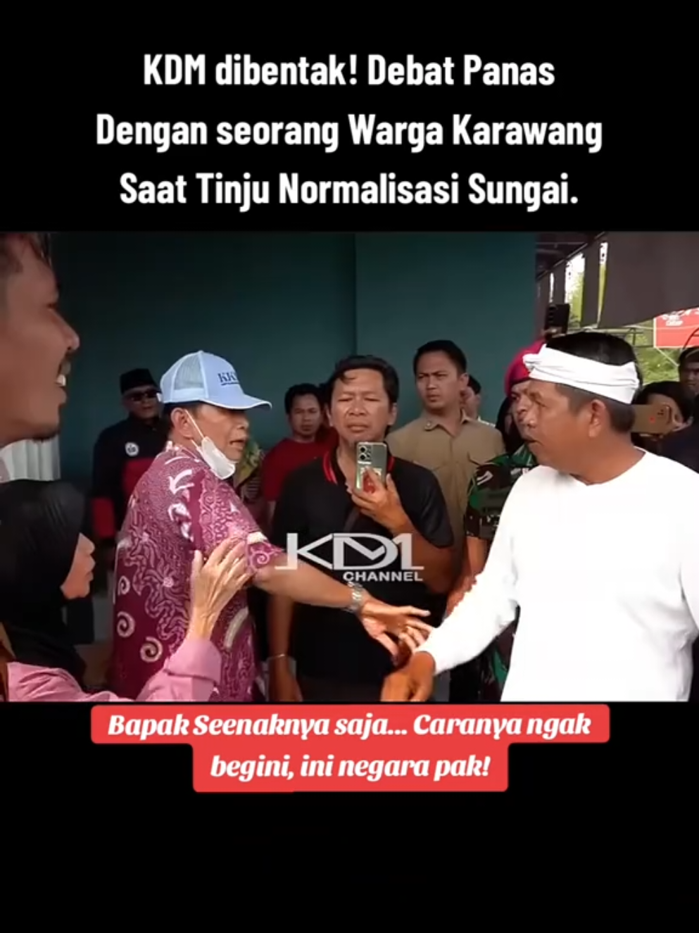 Gubernur Jabar Kang Dedi Mulyadi Diprotes Warga Karawang, Suasana Panas Saat Tinjau Proyek Sungai. Suasana memanas saat Gubernur Jawa Barat Dedi Mulyadi meninjau proyek normalisasi sungai di Desa Sukamakmur, Kabupaten Karawang. Dalam kunjungan tersebut, Dedi Mulyadi sempat terlibat adu argumen dengan seorang warga yang memprotes pembongkaran lahan tanpa pemberitahuan. Momen ketegangan itu terekam dalam video yang diunggah di kanal YouTube Kang Dedi Mulyadi Channel berjudul “Normalisasi Sungai PJT | KDM Bersitegang dengan Pemilik Bangunan”, pada Senin (10/11/2025). Dalam video itu, seorang warga penyewa lahan terlihat meluapkan kekesalannya. Ia mengaku tak mendapat pemberitahuan sebelum lahannya dibongkar. Menanggapi hal tersebut, Dedi Mulyadi berusaha memberikan penjelasan kepada warga terkait proyek normalisasi sungai. Namun, suasana di lokasi tetap memanas dan perdebatan tak terhindarkan. #gubernurjawabarat #kdm #bapakaing #normalisasisungai  #nitizen 
