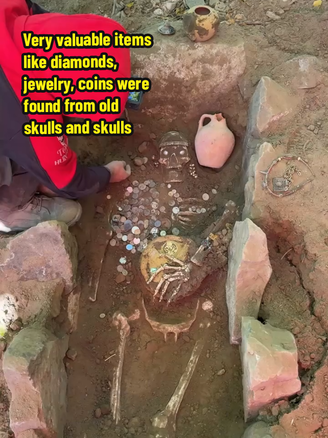 Very valuable items like diamonds, jewelry, coins were found from old skulls and skulls. TreasureHunter #TombHunter #MetalDetecting #TreasureAdventure #HiddenTreasure #DiggingHistory 