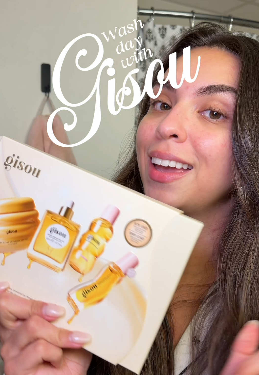 Loving this glow all the way kit from @Gisou 🍯💛 I feel like I slept on gisou for a while but after being gifted a few of their products I’ve been converted into a fan!! #washdayroutine #washday #gisou #blowoututorial #hairtutorial 