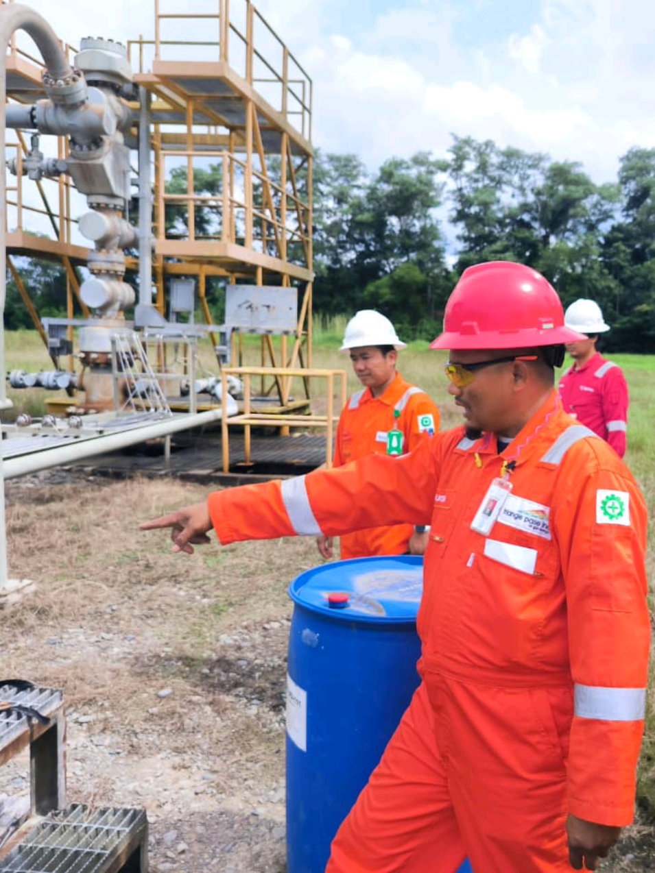BPMA & Satgas Gabungan Tinjau Aset Hulu Migas di Aceh Timur! Rakan Migas Badan Pengelola Migas Aceh bersama Satuan Tugas Pemeriksaan Bersama II melaksanakan kunjungan lapangan ke wilayah kerja Kontraktor Kontrak Kerja Sama (K3S) Triangle Pasee Inc, yang berlokasi di Aceh Timur. Tim pemeriksa merupakan gabungan dari berbagai instansi, yaitu Direktorat Jenderal Pajak, Badan Pengawasan Keuangan dan Pembangunan (BPKP), Badan Pengelola Migas Aceh, serta Inspektorat Aceh. Kunjungan ini bertujuan untuk melakukan pemeriksaan fisik terhadap aset, material, serta kontrak kegiatan operasional yang dilaksanakan oleh KKKS Triangle Pasee Inc selama periode tahun buku 2022 hingga 2024. Selain itu, tim juga meninjau langsung pelaksanaan program pengembangan masyarakat, sebagai bagian dari komitmen industri hulu migas dalam memberikan manfaat nyata bagi masyarakat di sekitar wilayah operasi. Melalui sinergi antarinstansi, kegiatan ini diharapkan dapat memperkuat transparansi, akuntabilitas, dan tata kelola yang baik dalam pengelolaan kegiatan hulu migas di Aceh. BPMA Bersinergi untuk Migas Aceh yang Transparan, Akuntabel, dan Berkelanjutan. #ESDMProRakyat #SetahunBerdampak #ProRakyat #pemerintahaceh #bpma 