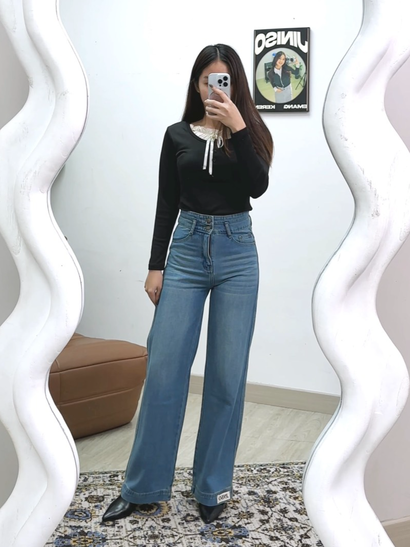 Blue jeans tuh literally sahabat sejati outfit… mau dipasangin apa aja tetep masuk💕 #JINISO #jinisoemangkeren #autokeren #highwaistloose #loosejeans