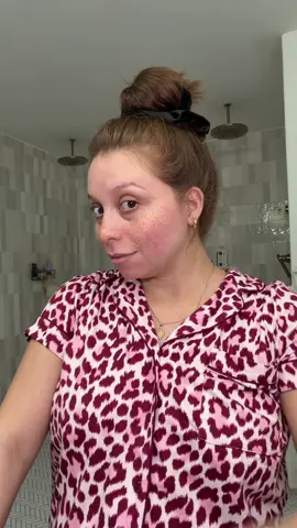 I redid the bun a bit better so let’s cross our fingers lol #overnightblowout #latinacontentcreator #nighttimeroutine #haircare @The Sleepy Tie 