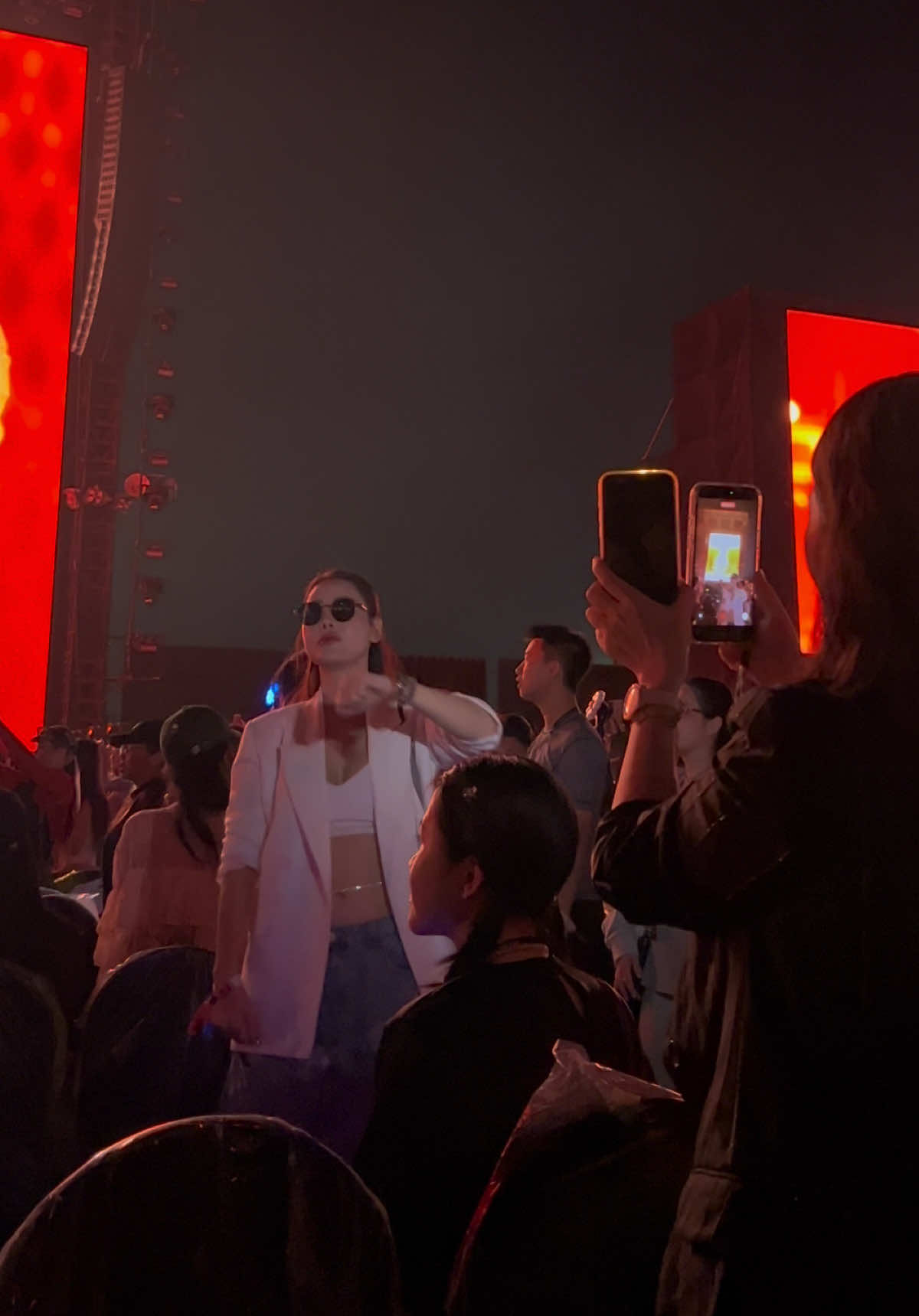 Hông biếc đi xem Ri Đi hay đi xem Huê Hậu lun á #gdragon_bigbang #ubermenschworldtour 