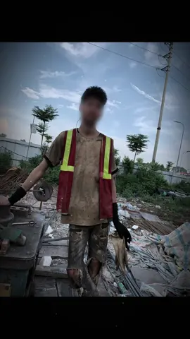 tay anh bám bụi sao dám dụi mắt em cuộc đời anh là thế chạm được chút nắng lại đón cả trận mưa giông ☺️