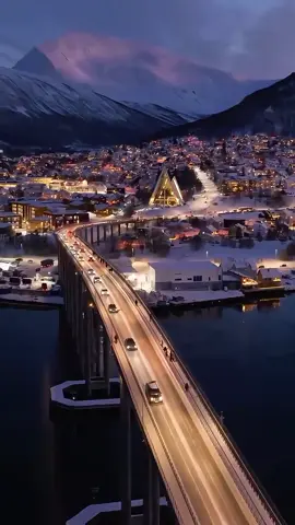 Cánh cổng Bắc Cực dưới ánh trăng 🌙✨ Nhờ cực quang và hiện tượng ngày cực, đêm ở Tromsø, Na Uy trở nên tuyệt đẹp và huyền ảo, như bước vào một giấc mơ băng giá ❄️💫 #NaUyTromso #PhongCanhChuaLanh #CanhDemDep #ChupAnhBangMayBay #DuLichBacAu