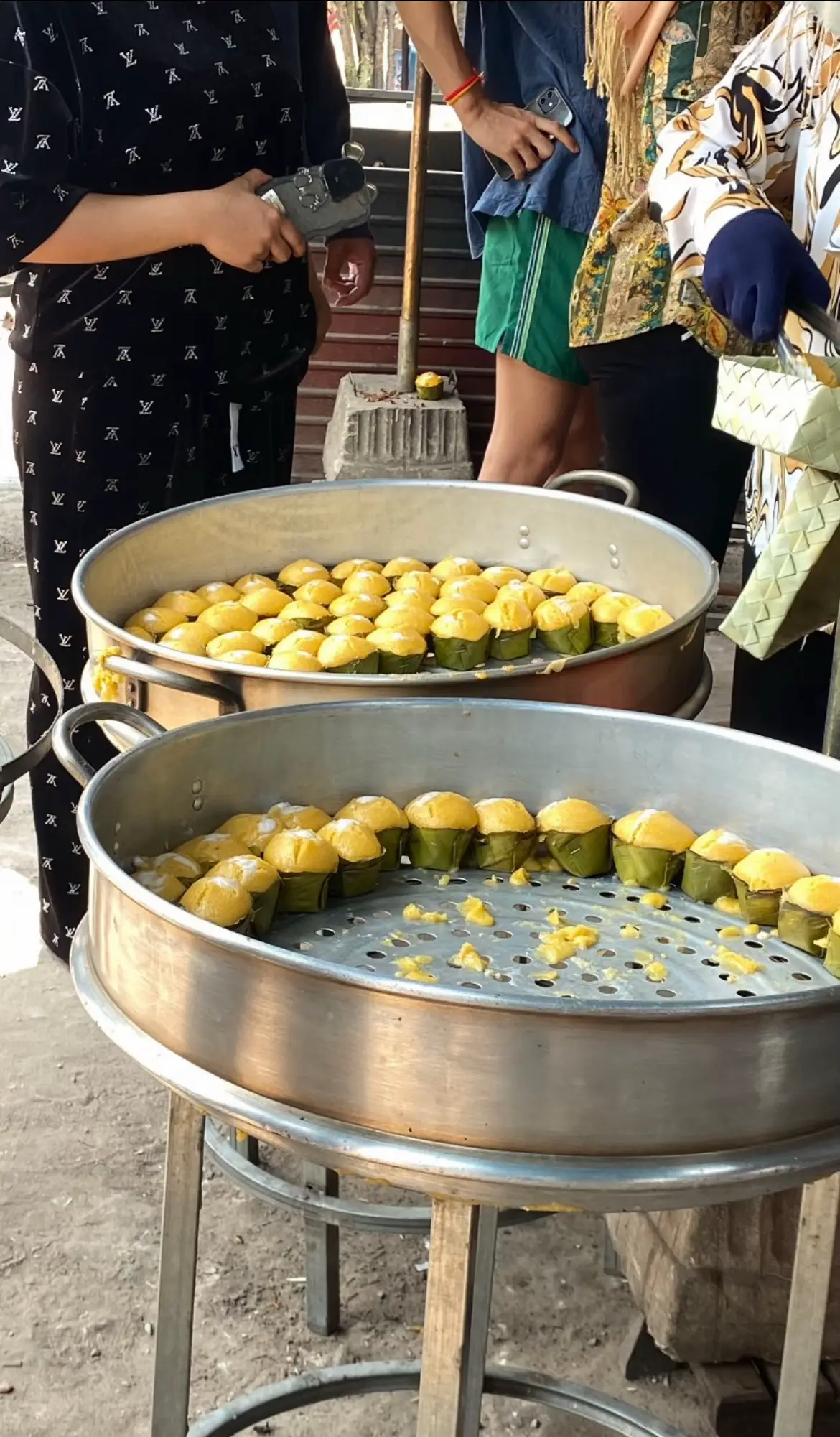 បង្អែមចា  . What your favorite dessert in Siem Reap ? មានកន្លែងល្អចែកគ្នាដឹងផងឆាប់បានរីករាយជាមួយស្ករទាំងអស់គ្នា 🫦##siemreapcambodia🇰🇭#dessert #localfavorites 