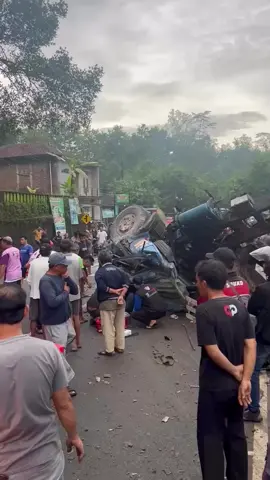 Laka di Kalijambe, Bener – Purworejo Tiga korban dilaporkan dalam proses evakuasi usai kecelakaan truk di jalur Purworejo–Magelang pagi ini. 🙏 #info #news #update #magelang #purworejo  by @by.ucup01
