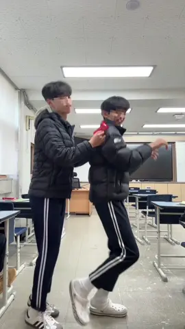 내년부터 폰 걷는 거 에바다 #fyp #09 