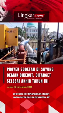 Proyek Sodetan di Sayung Demak Dikebut, Ditarget Selesai Akhir Tahun Ini Pemerintah daerah terus berupaya mengatasi banjir yang kerap menggenangi jalur pantura Sayung Demak. Salah satu langkah yang dilakukan yakni menambah sodetan di sejumlah titik rawan banjir. Pembuatan sodetan ini diharapkan dapat mempercepat penyurutan air, terutama jika jalur nasional kembali tergenang. Genangan di jalur Pantura Demak–Semarang mulai berangsur surut seiring menurunnya intensitas hujan serta masifnya upaya pemompaan air. Gubernur Jateng Ahmad Luthfi sebelumnya telah meminta percepatan pembangunan sodetan di titik-titik rawan banjir. Hingga kini, progres pembuatan sodetan di wilayah Sayung telah mencapai 20 persen dan ditargetkan selesai akhir Desember 2025. Nantinya akan dibangun rumah pompa permanen dengan dua unit pompa berkapasitas 1.000 liter per detik dan aktif selama 24 jam untuk membuang genangan menuju Sungai Dombo. Upaya ini diharapkan mampu mengantisipasi banjir di kawasan Pantura agar aktivitas warga dan kendaraan bisa kembali normal tanpa gangguan genangan. #Lingkarjateng #Lingkarjatengid #Lingkarnews #demak #sayung #Infodemak #Beritademak #sodetan #Banjir #banjirrob #pantura #fyppp #fyp #abcxyz #fypppppppppppppp #fypシ゚ #fypage #fypp #fypシ゚viral🖤tiktok #fypdong 