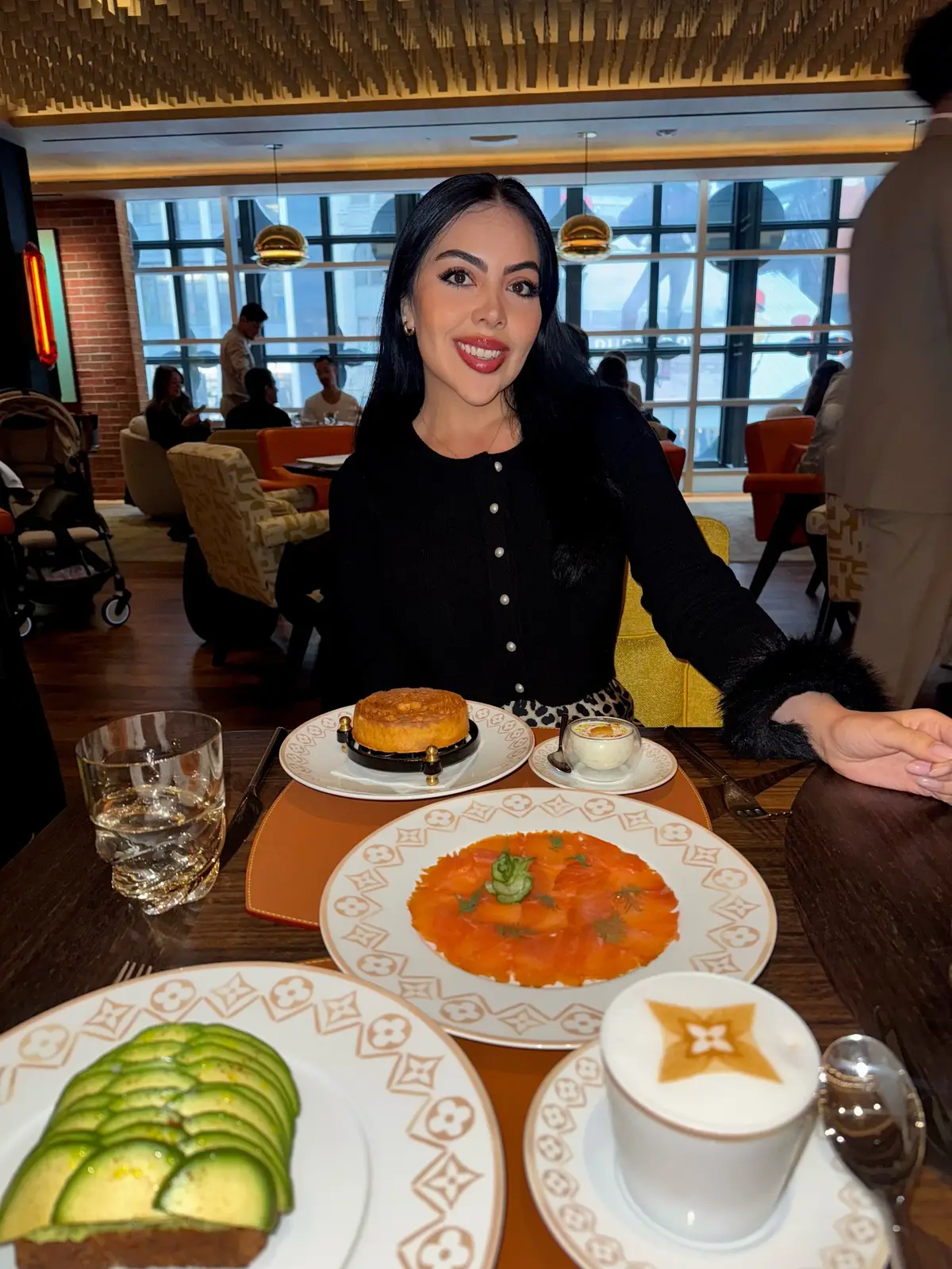 Love every single detail here 👌🏼🤍 #lecafelouisvuitton #nyclife #nycrestaurants #nyccoffee #nyctiktok 