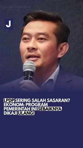 Argumen tajam mengenai efektivitas program pemerintah dalam mendistribusikan kekayaan negara diluncurkan oleh Harryadin Mahardika, Chairman Soemitro Economics Forum. Kritik utama diarahkan pada Lembaga Pengelola Dana Pendidikan (LPDP), yang dinilai gagal sebagai alat pemerataan dan justru lebih sering dinikmati oleh anak-anak dari kalangan pejabat atau keluarga kaya. Menurut pandangan Harryadin, LPDP menunjukkan kegagalan negara dalam menjalankan fungsi fundamentalnya untuk mendistribusikan kekayaan secara adil. Program beasiswa triliunan ini dinilai tidak tepat sasaran, karena sistem seleksi dan akses informasi lebih menguntungkan kalangan atas, sehingga mempertegas kesenjangan sosial alih-alih memutus rantai kemiskinan. Argumen ini diperkuat dengan membandingkannya dengan praktik di era Presiden Susilo Bambang Yudhoyono (SBY). Pada masa SBY, negara pernah menghadapi kondisi surplus anggaran atau memiliki dana yang signifikan (pernah mencapai sekitar Rp 130 triliun). Pemerintah saat itu memilih skema Bantuan Langsung Tunai (BLT), membagikan Rp 300 ribu per Kepala Keluarga secara tunai dan langsung. Harryadin Mahardika menekankan bahwa pendekatan BLT tersebut secara fundamental jauh lebih efektif dan minim leakage (kebocoran). Ini adalah bentuk cash transfer murni yang langsung menaikkan daya beli rakyat miskin, mencerminkan tugas negara yang seharusnya diutamakan. . . #Jangkar #MediaJangkar #MediaJangkarIndonesia #JangkarIndonesia #JangkarID 