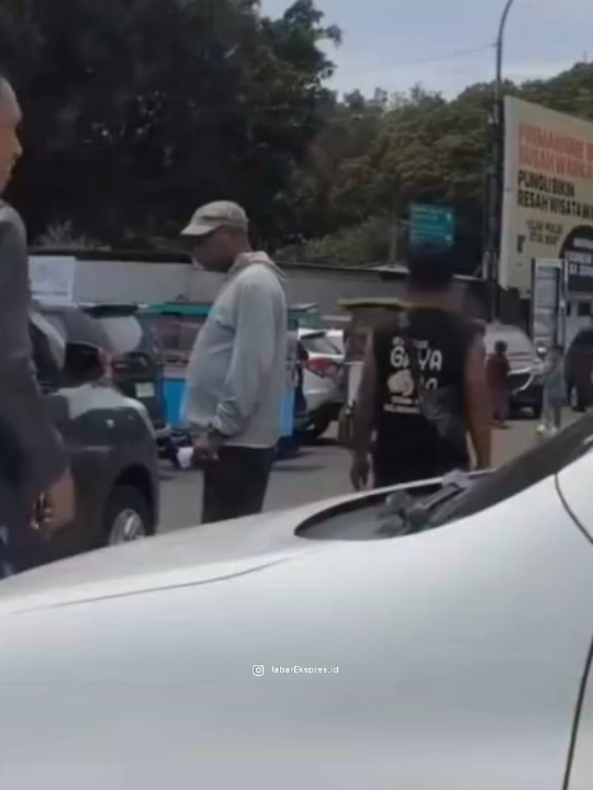 Diduga Terjadi Aksi Premanisme dan Pungli di Monumen Perjuangan Saat Wisuda Unpad Aksi pungutan liar dan premanisme terjadi di area parkir Monumen Perjuangan Rakyat Jawa Barat (Monju) saat acara wisuda Universitas Padjadjaran (Unpad).  Para peserta wisuda diarahkan parkir ke dalam kompleks monumen dan diminta membayar Rp40 ribu, padahal tarif resmi di karcis hanya Rp30 ribu. Lebih parahnya, saat hendak keluar, pengunjung kembali dimintai uang oleh oknum berpakaian jaket abu-abu dan kaos hitam. Aksi ini terekam dalam video dan menuai kecaman dari warga yang merasa resah, berharap pemerintah segera menindak pelaku pungli di lokasi tersebut. Sumber: ig/  @dashcamindonesia #Pungli#Monju #Premanisme#Wisudaunpad #AksiPungli #ParkirLiar #Unpad#Bandung #MonumenPerjuangan #StopPungli #tertiblalulintas #dashcam #BeraniLapor #BandungUpdate #Viral