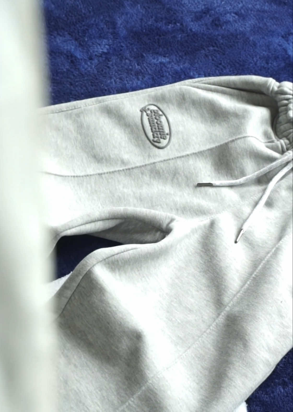 Minimal on the look, maximum on comfort. Your pair is one click away — check the yellow basket. 🛒 . #gloomiesundayapparel #sweatpants 