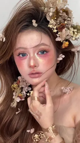 Nàng thơ cuối thu 🍂 lâu rồi mới training cho lớp chuyên nghiệp và nâng cao layout nàng thơ kết hợp với nền đa sắc đây 😘 #selihangmakeup #makeupnangcao #makeupchuyennghiep #makeupconcept 