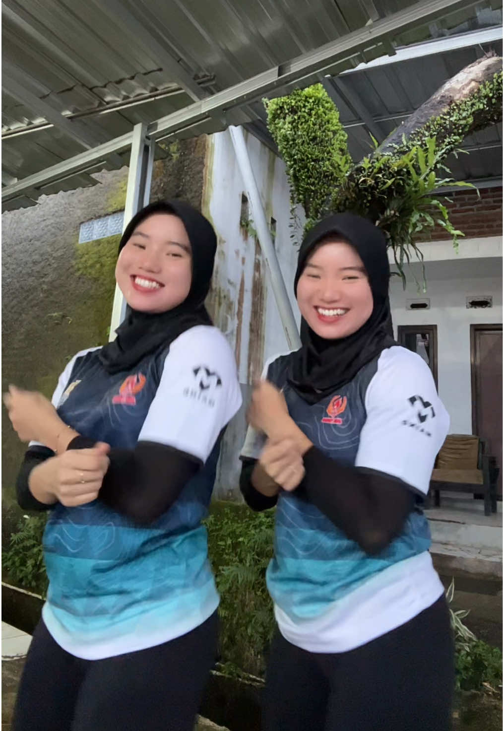 Bagoyang kitaa😜💃🏻 #thengapaktwins #kembar 