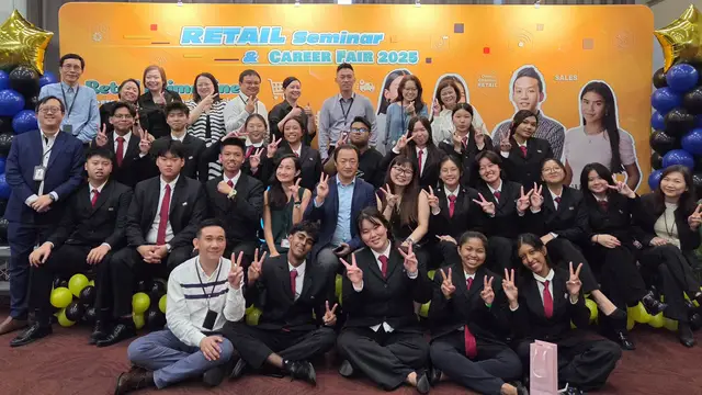 🤝 ITE, with @Nanyang Polytechnic, @ngeeannpoly, @Republic Polytechnic, @Singapore Polytechnic and @Temasek Polytechnic, held a retail seminar and career fair titled Retail Imagined 2025 at @ITE College Central last week. 👨🏻‍🎓👩🏻‍🎓 The fair, which drew over 800 graduating students, was designed to help address Singapore's urgent need for talent in the retail sector, in alignment with recent revisions to the Progressive Wage Model aimed at professionalising the industry. The event featured: 🛍️ Entrepreneurs sharing their start-up journeys 🛍️ Key industry leaders touching on how technology is reshaping the consumer experience 🛍️ Students interacting with retail companies at career booths Catch the highlights in these photos! #Retail #EmploymentOpportunities  #FutureReady